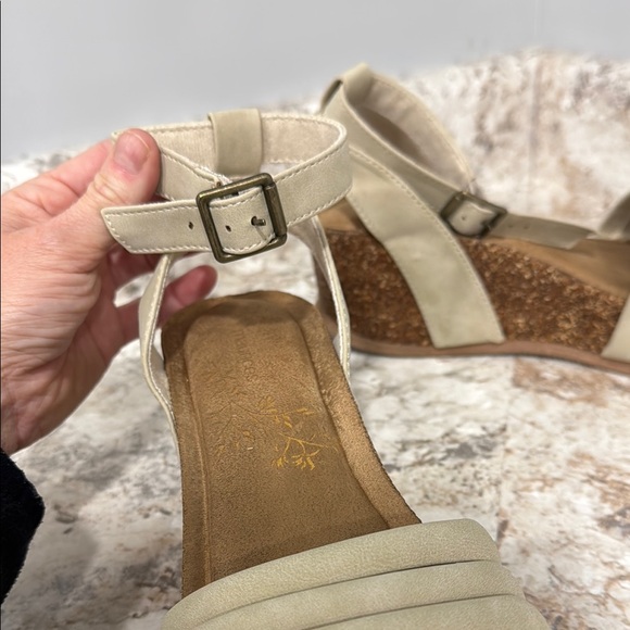 Stylish Cream Sandals - Picture 6 of 9